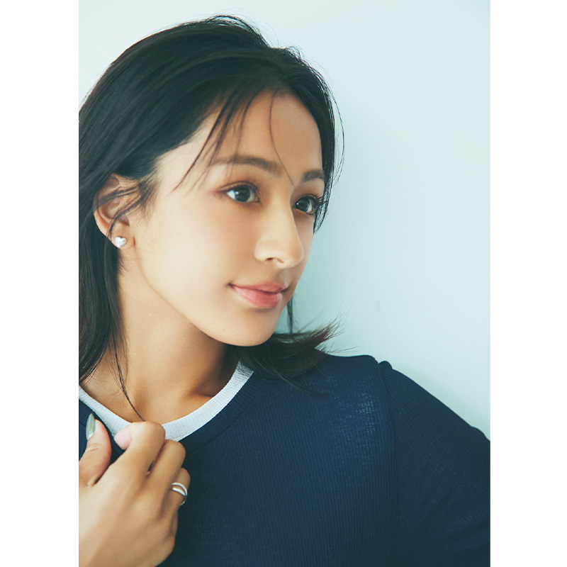 首元から白がのぞくプラステのレイヤードトップスを着た木佐貫まやさん
