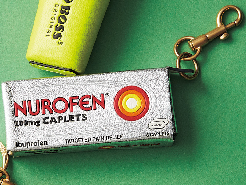 痛み止めのお薬「NUROFEN」のパッケージを模したシルバーがポイント