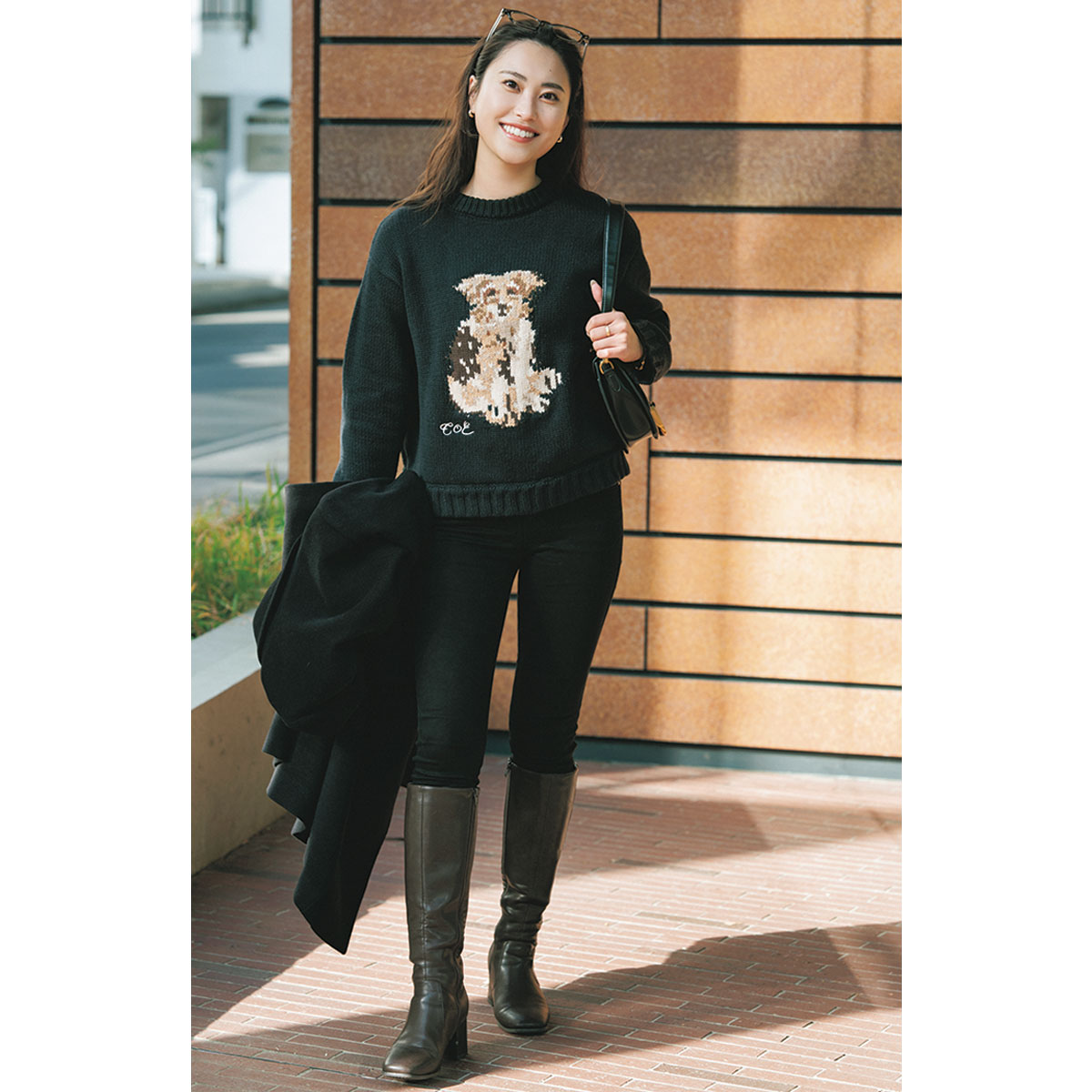 黒デニムにロングブーツのコーデ