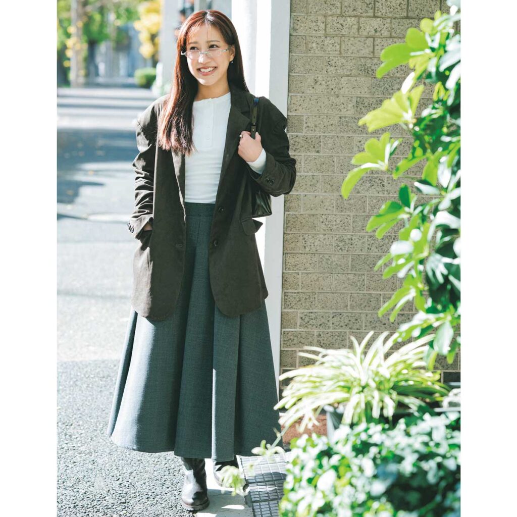 ジャケットとプリーツロングスカートのコーデ