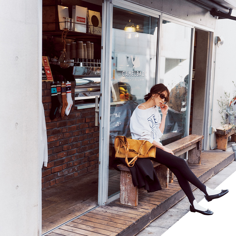 オーバーサイズスウェットでゆるカジュアルな女っぽコーデ