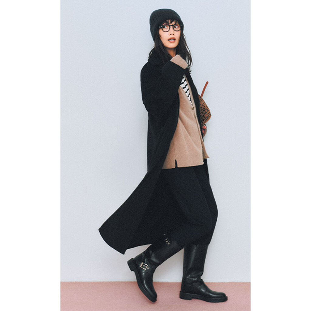 黒のロングコートにロングブーツのコーデ