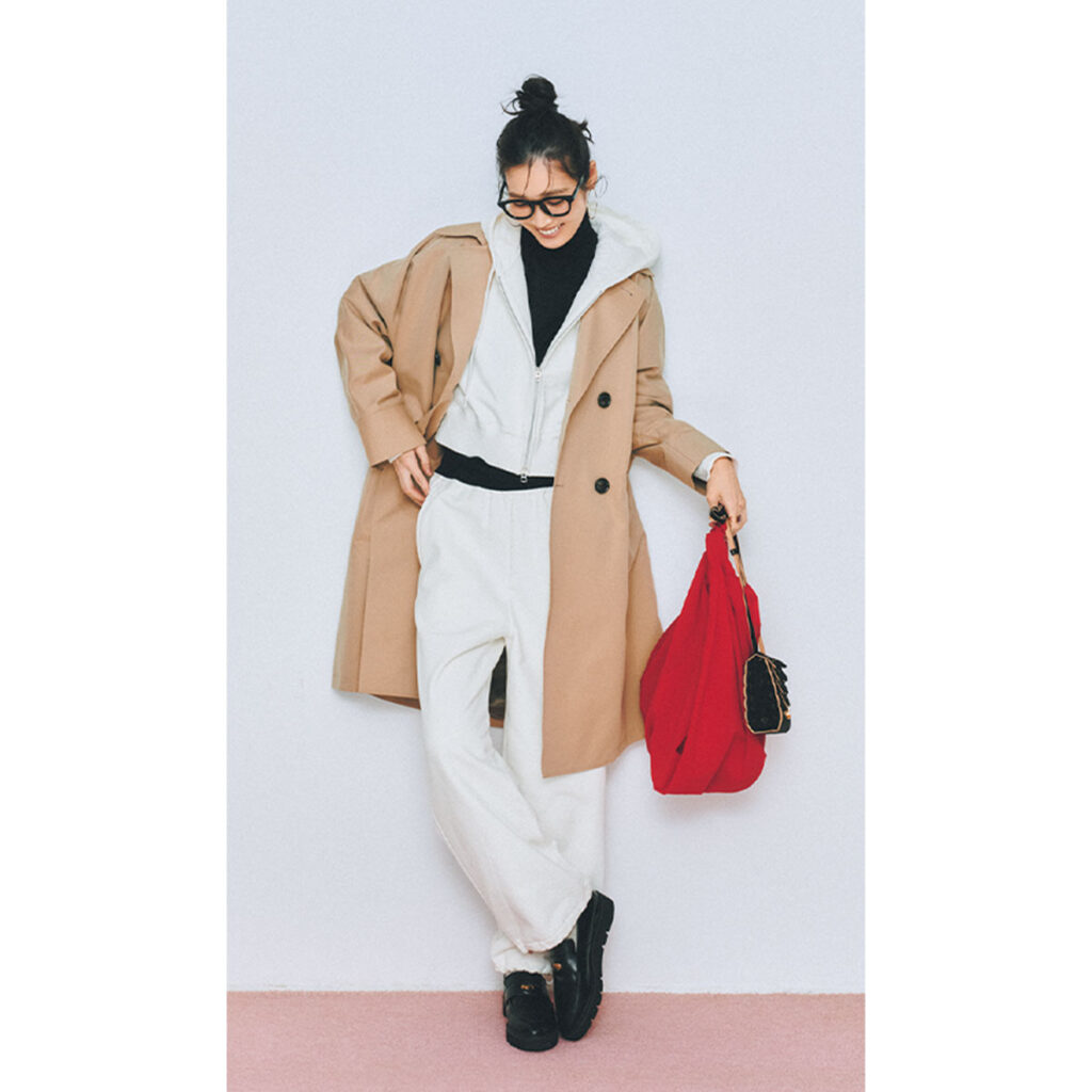 スウェット上下にトレンチコートのコーデ