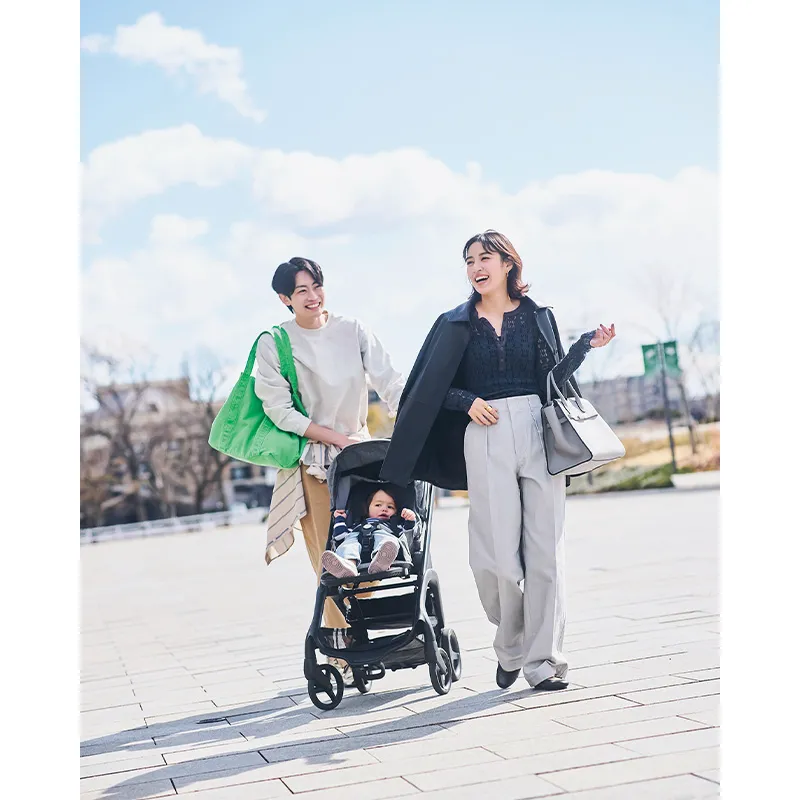 レザーCPOジャケットに、ニュアンスカラーのタックパンツ、レーストップスのコーデ