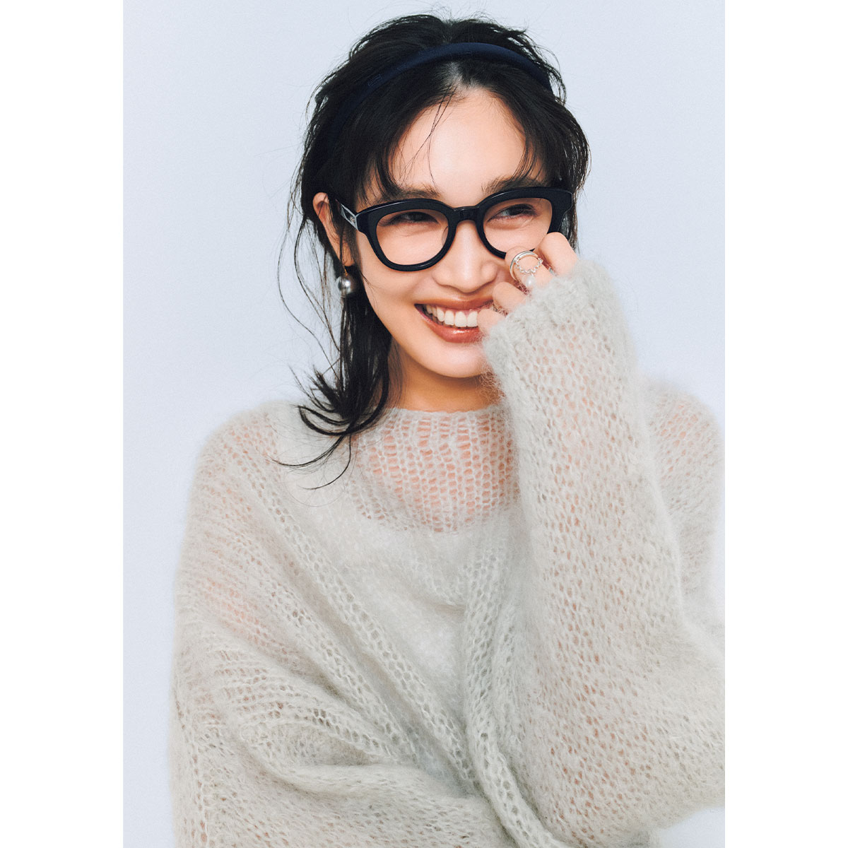 ネイビーカラーのメガネ