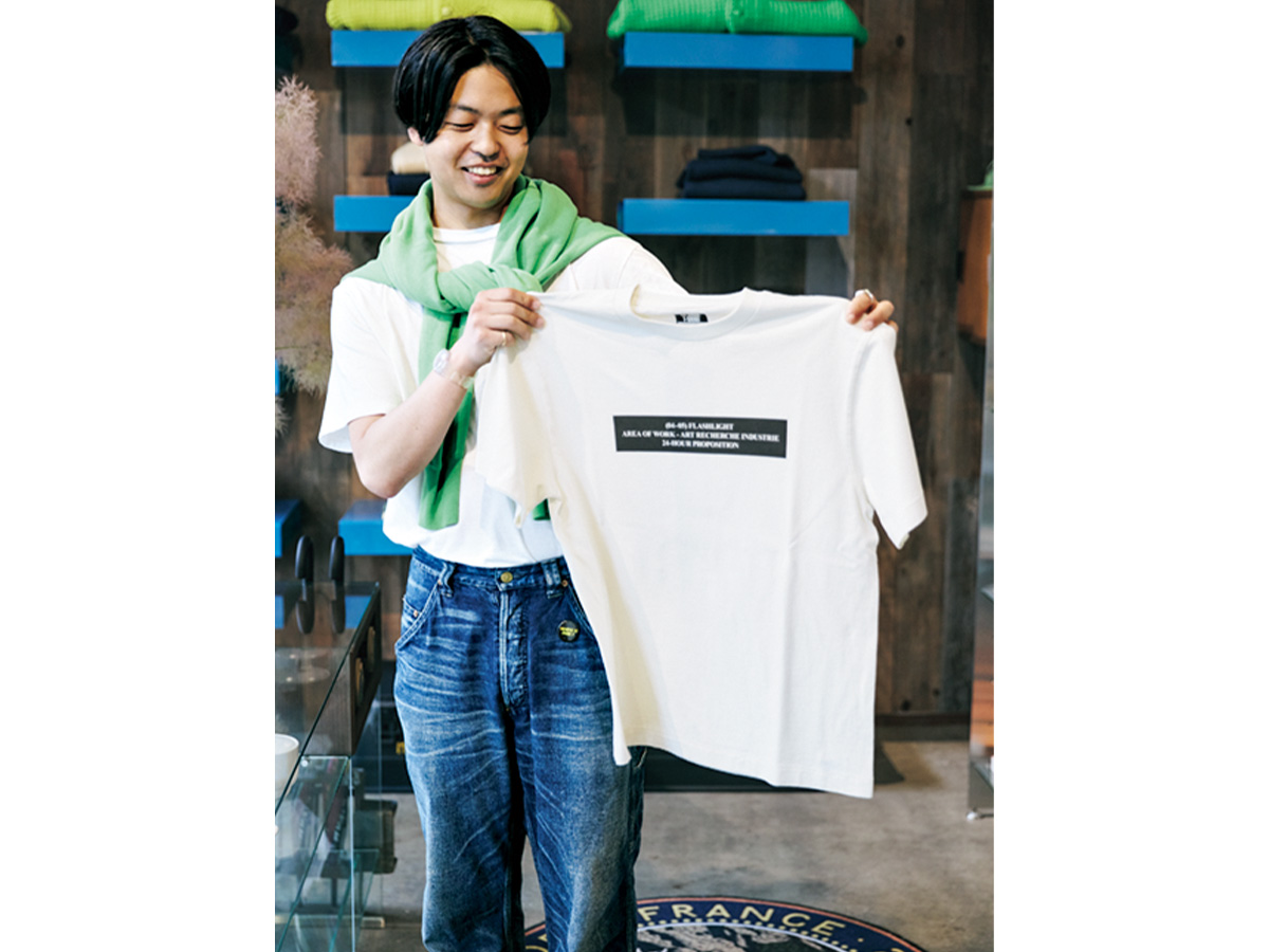 Tシャツを手に持つスタッフ小野寺さん