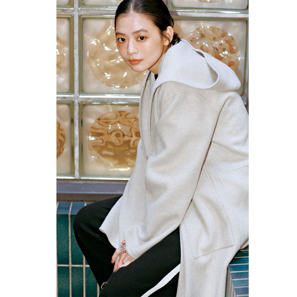 モノトーンコーデにグレーのロングコートのコーデ