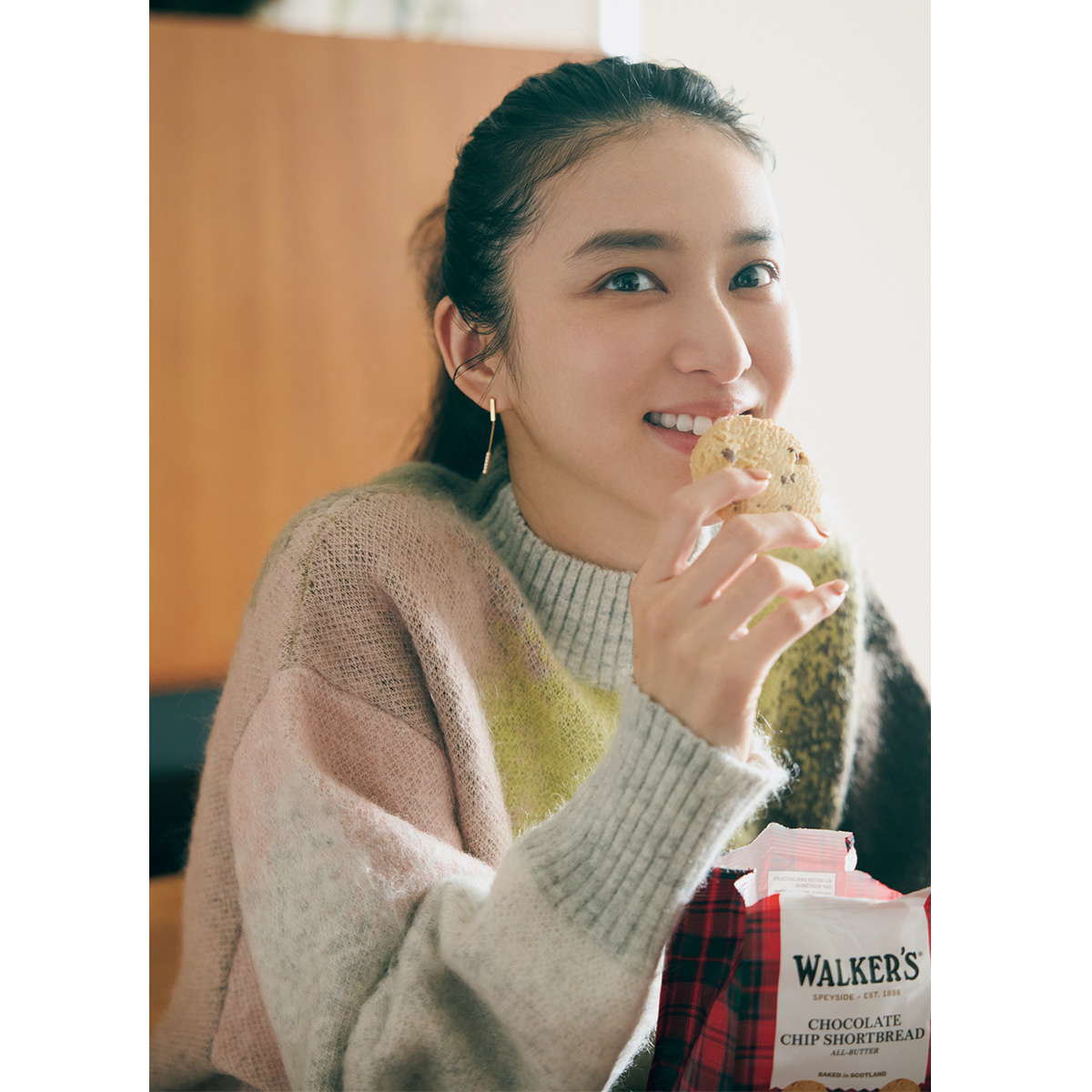 チョコチップクッキーを食べる武井咲さん