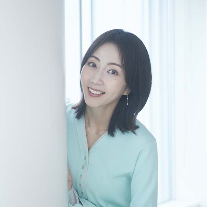 木南晴夏さん 柱から笑顔で写る　正方形