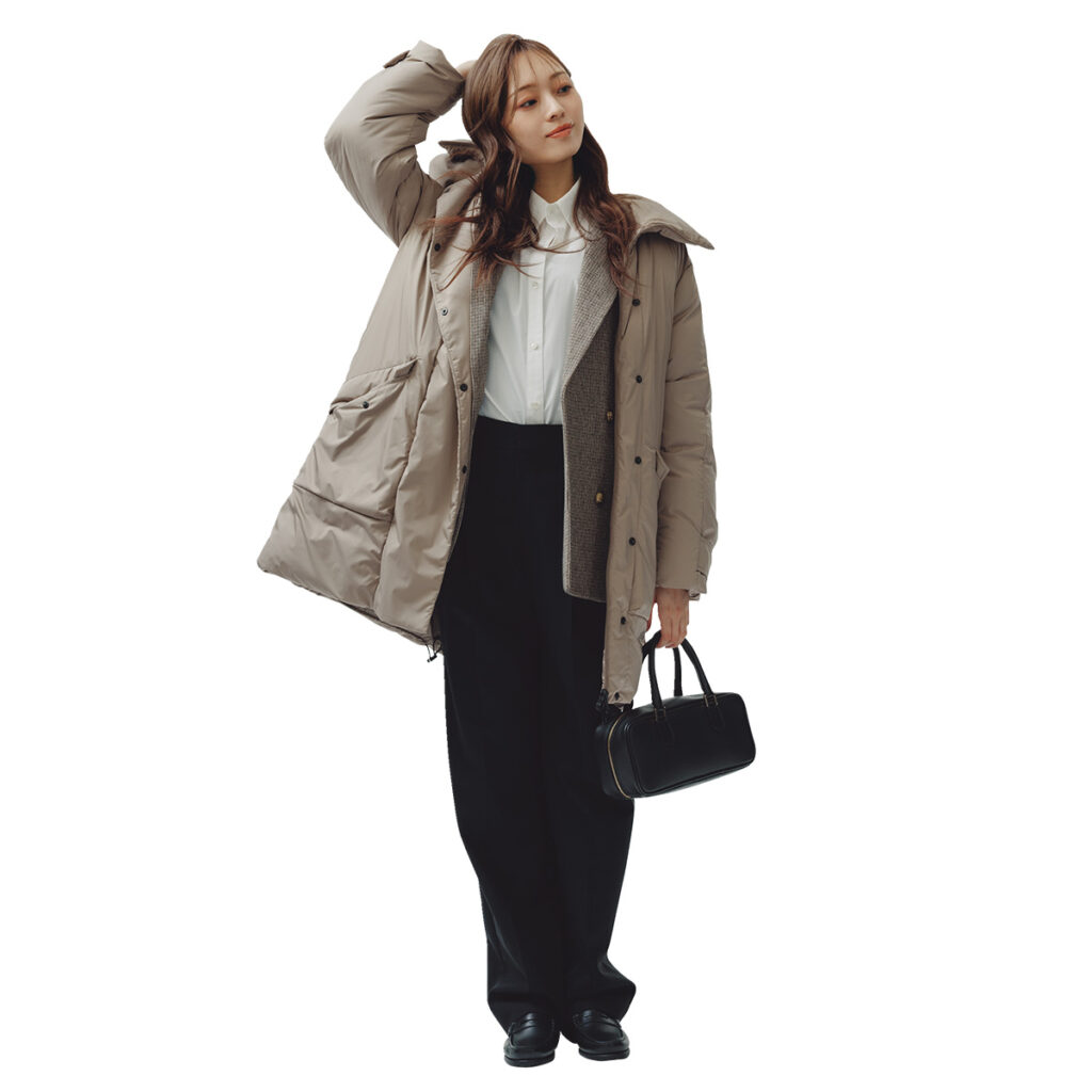 ベージュのリッチダウンとベージュのチェックジャケットのレイヤードコーデ