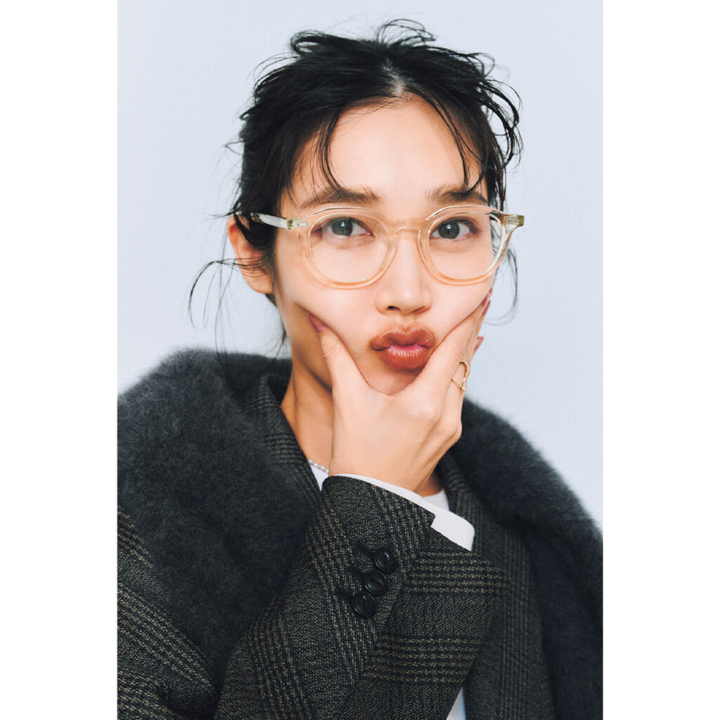 クリアフレームのメガネ