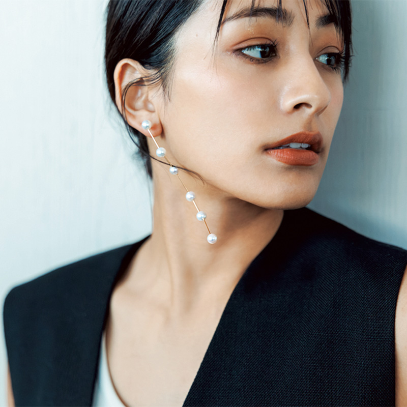 耳や胸元はジュエリーで盛る