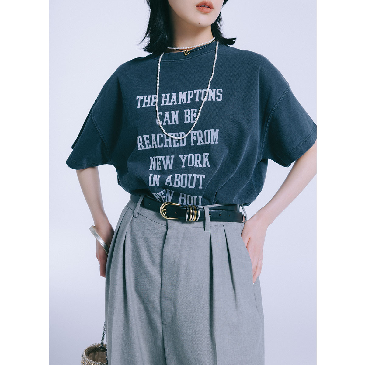ロゴTとスラックスにレザー小物のコーデ,Tシャツコーデ