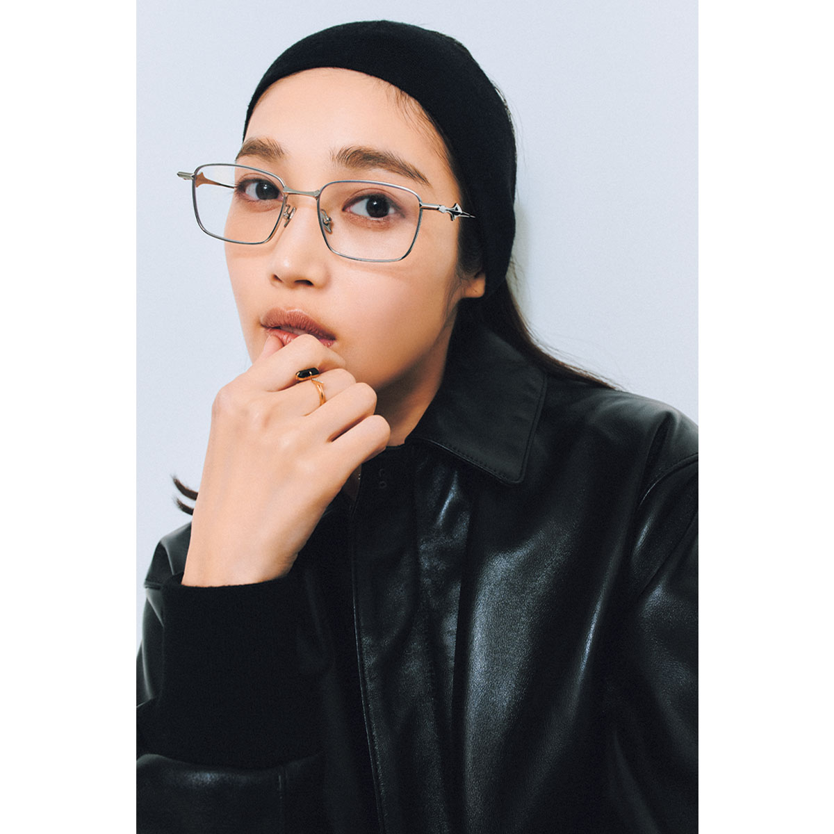 メタルフレームメガネとヘアバンド