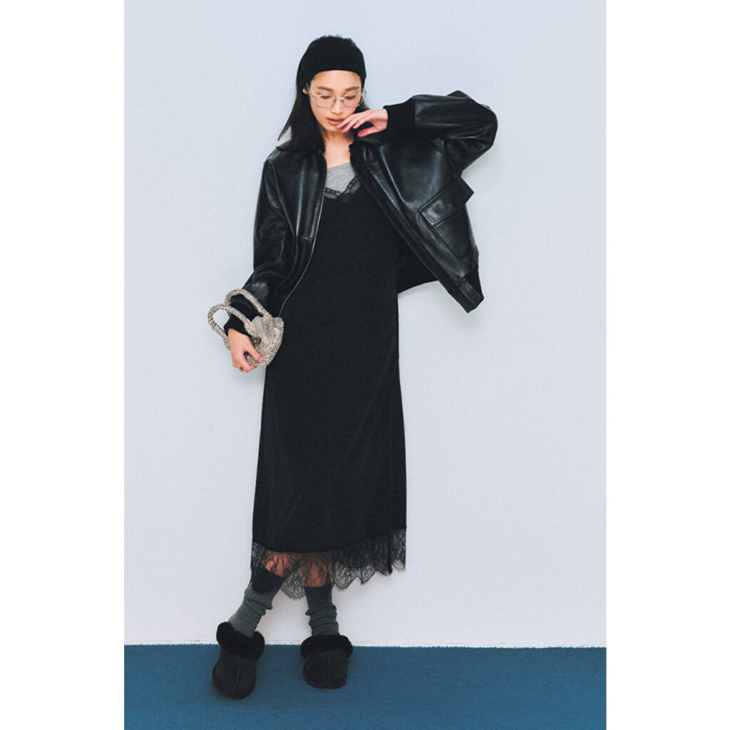 レザージャケットとレーススカートのブラックコーデ