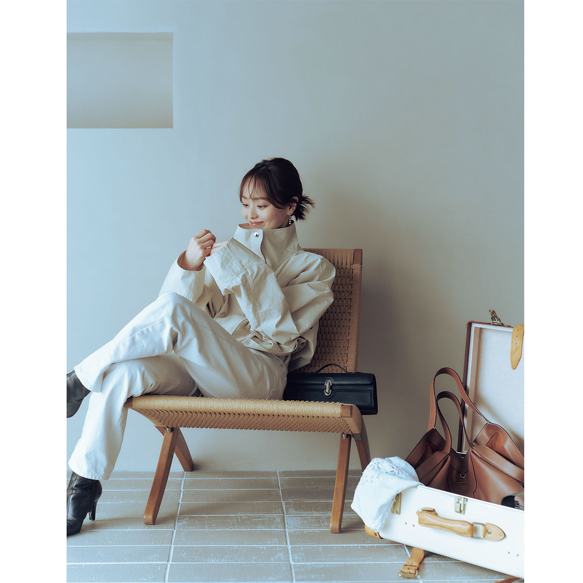 クリームカラーのシャカシャカブルゾンに白デニムのワントーンコーデ