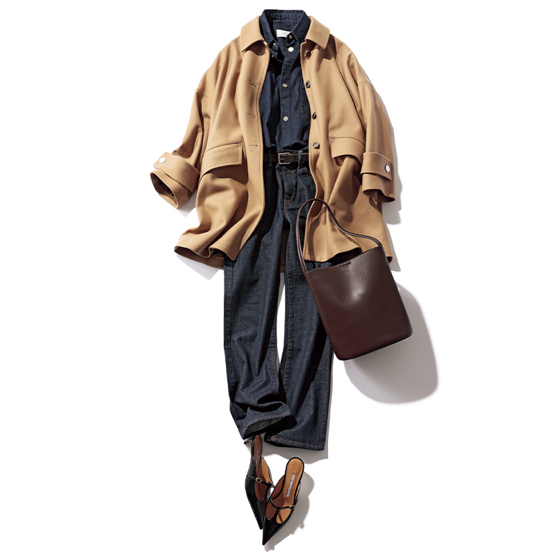 濃紺のデニムとデニムシャツにベージュのアウターを羽織ったデニムコーデ