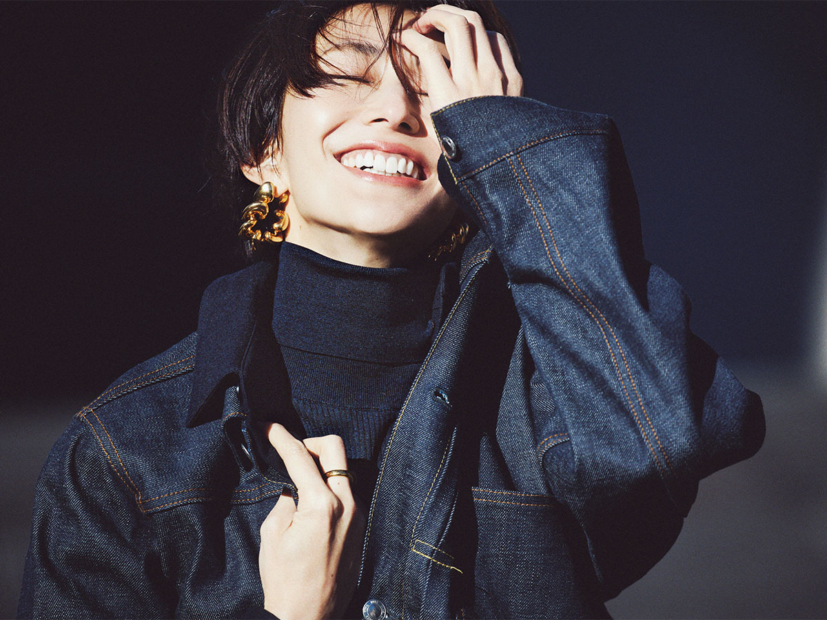 カオスのネイビータートルニットにデニムジャケットを羽織ったスタイル