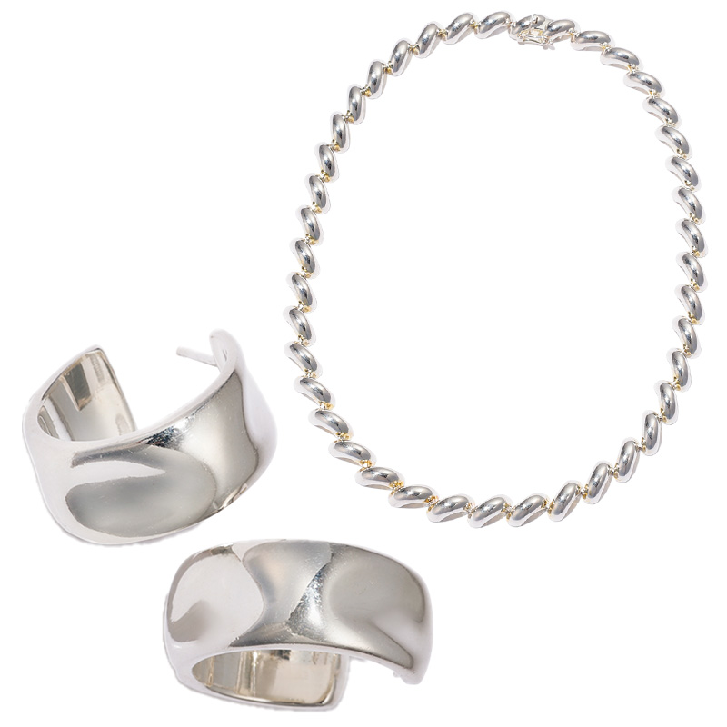 ブラックデニムコーデを彩るシルバーのネックレスとピアス