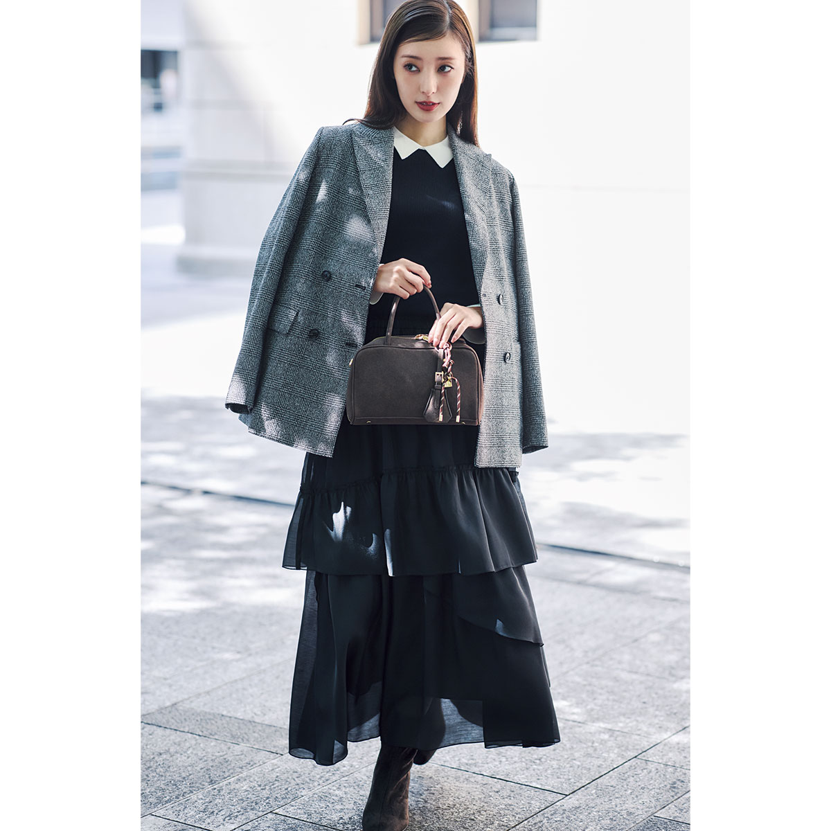 甘スカートとチェック柄ダブルブレストジャケットのコーデ