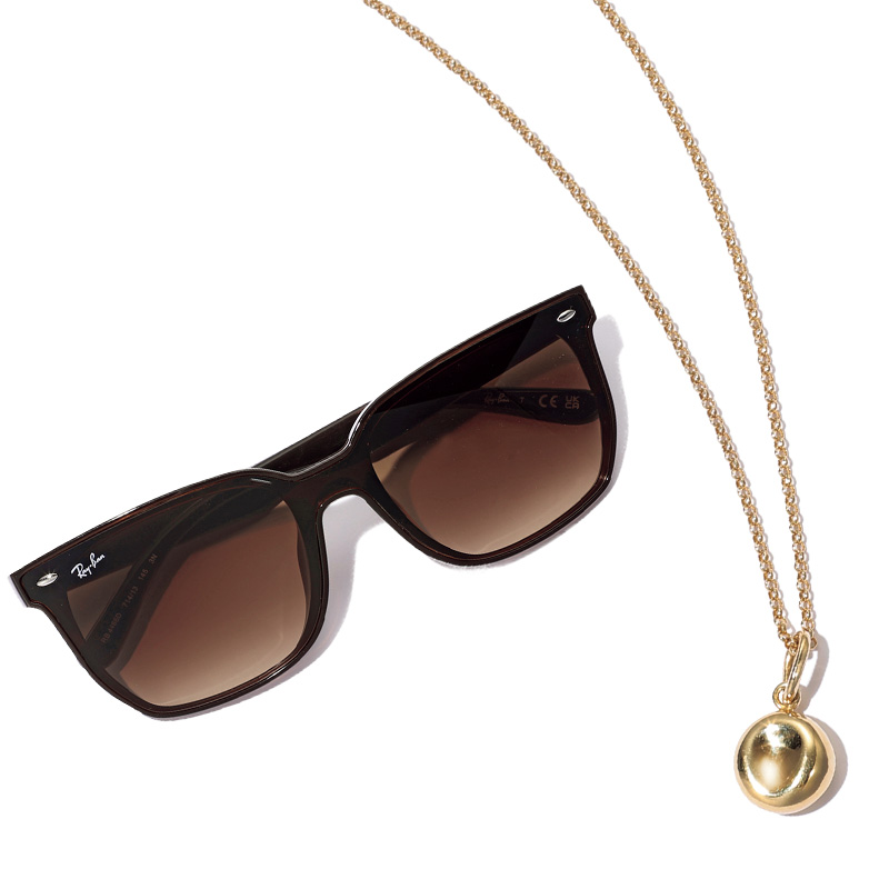 デニムコーデに合わせたいサングラスとゴールドネックレス