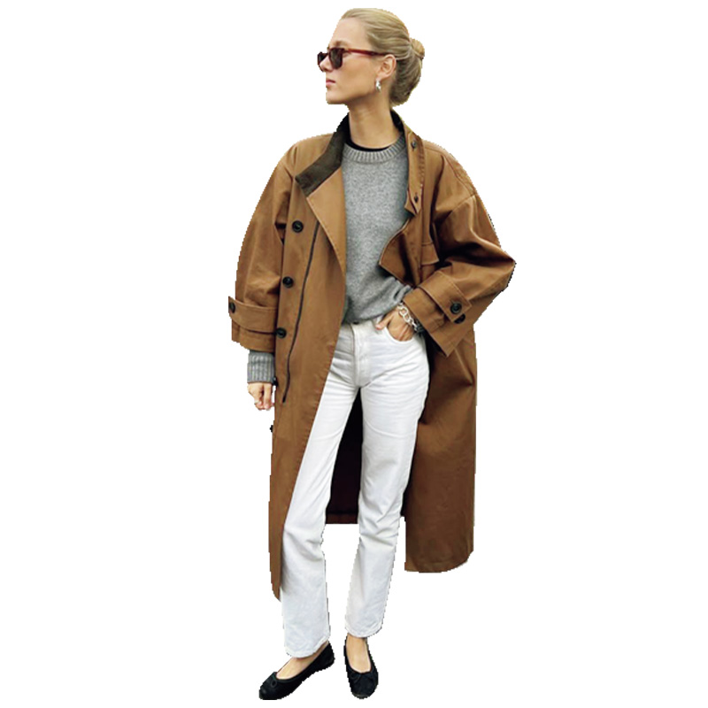 白デニムにグレーニットやベージュのアウターを合わせてラフに着こなすセシリー