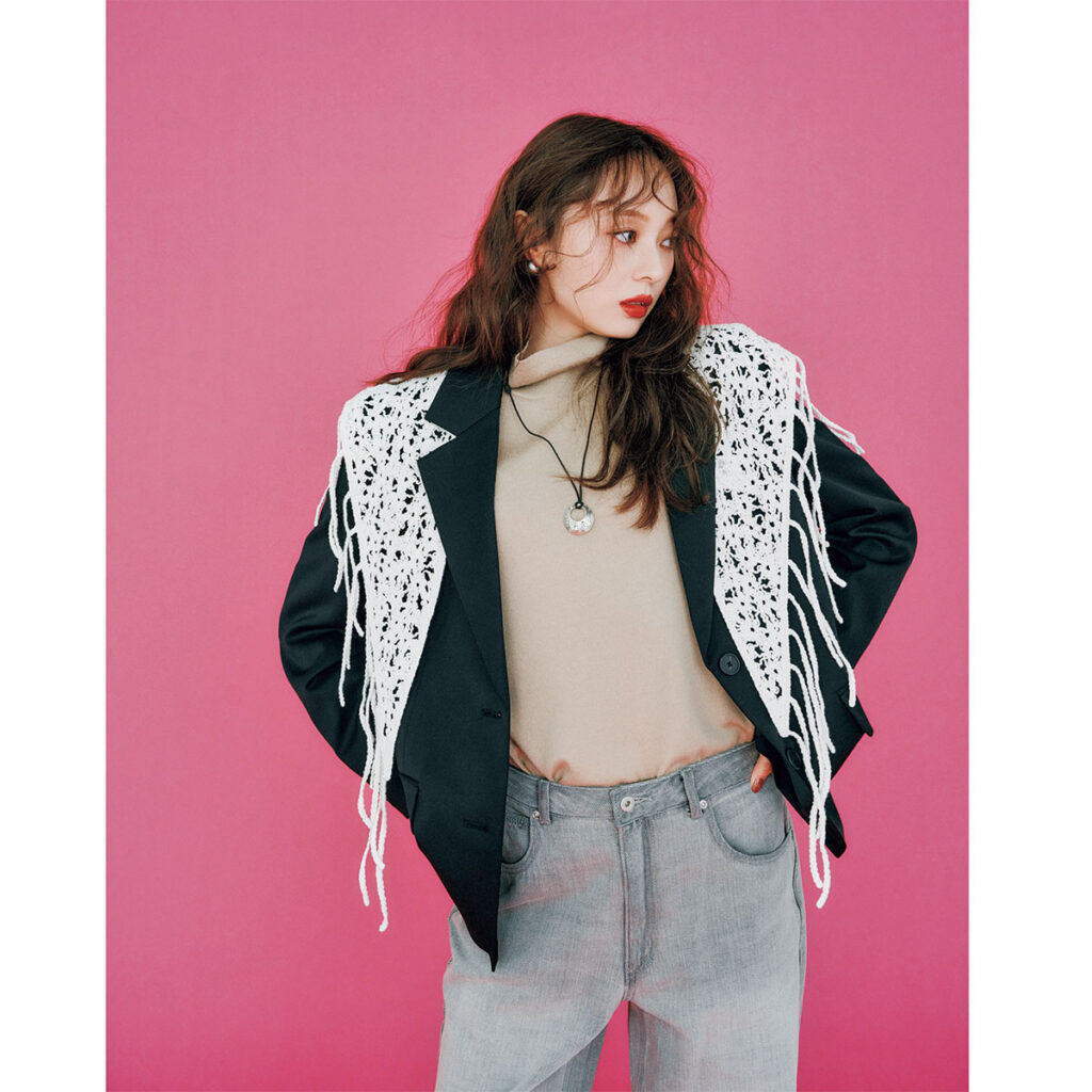 ハンサムなジャケットとタートルにクロシェデザインのレーススカーフをプラスしたコーデ