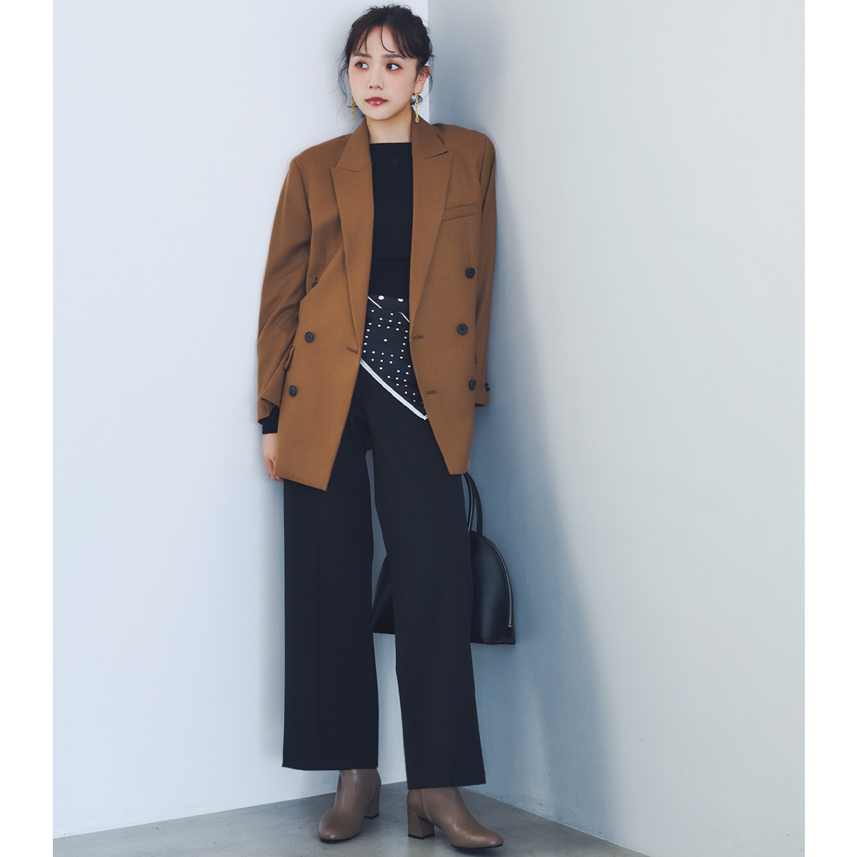 ブラウンのビッグシルエットジャケットにインナー黒のコーデ