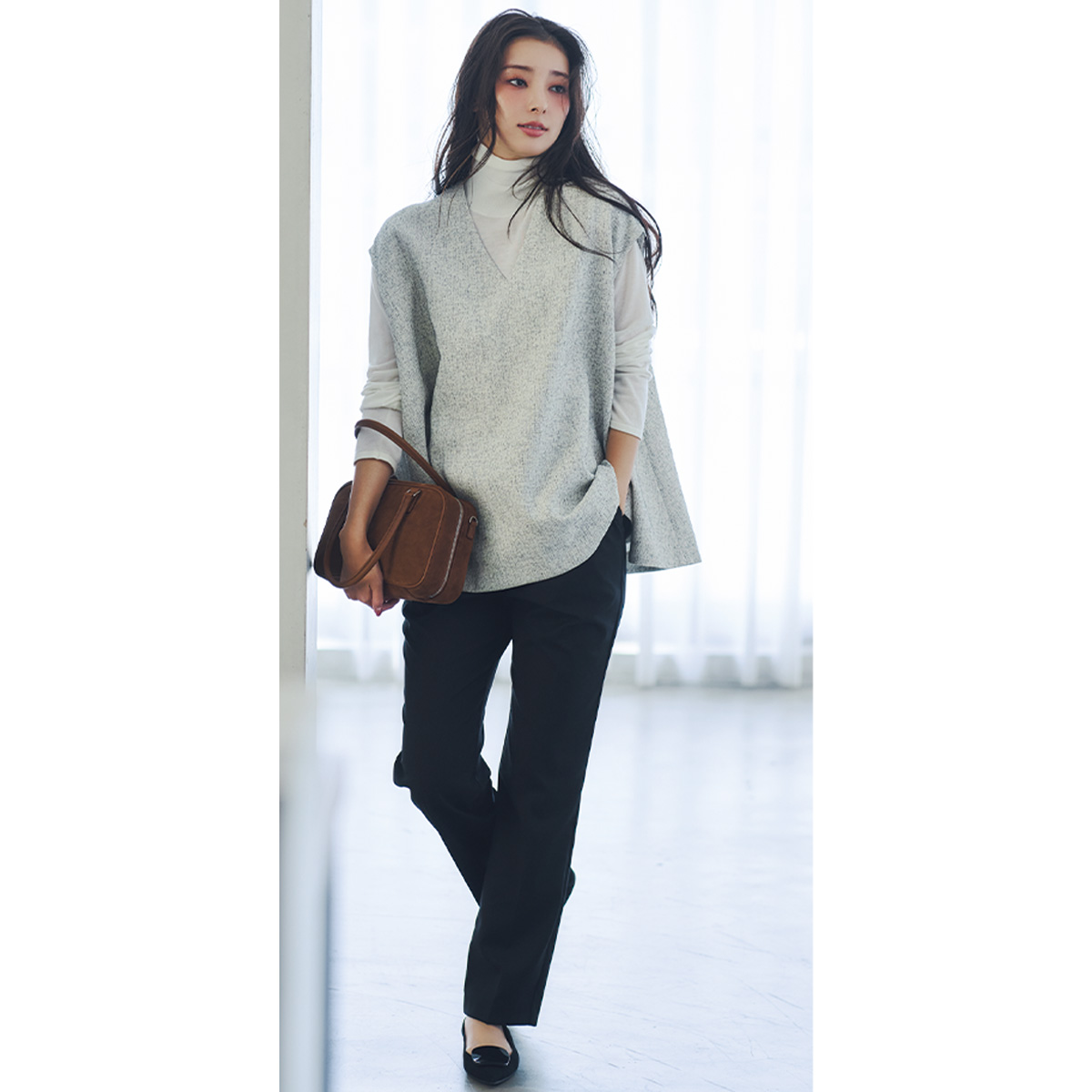 フレアフォルムのベストとタックテーパードパンツのコーデ