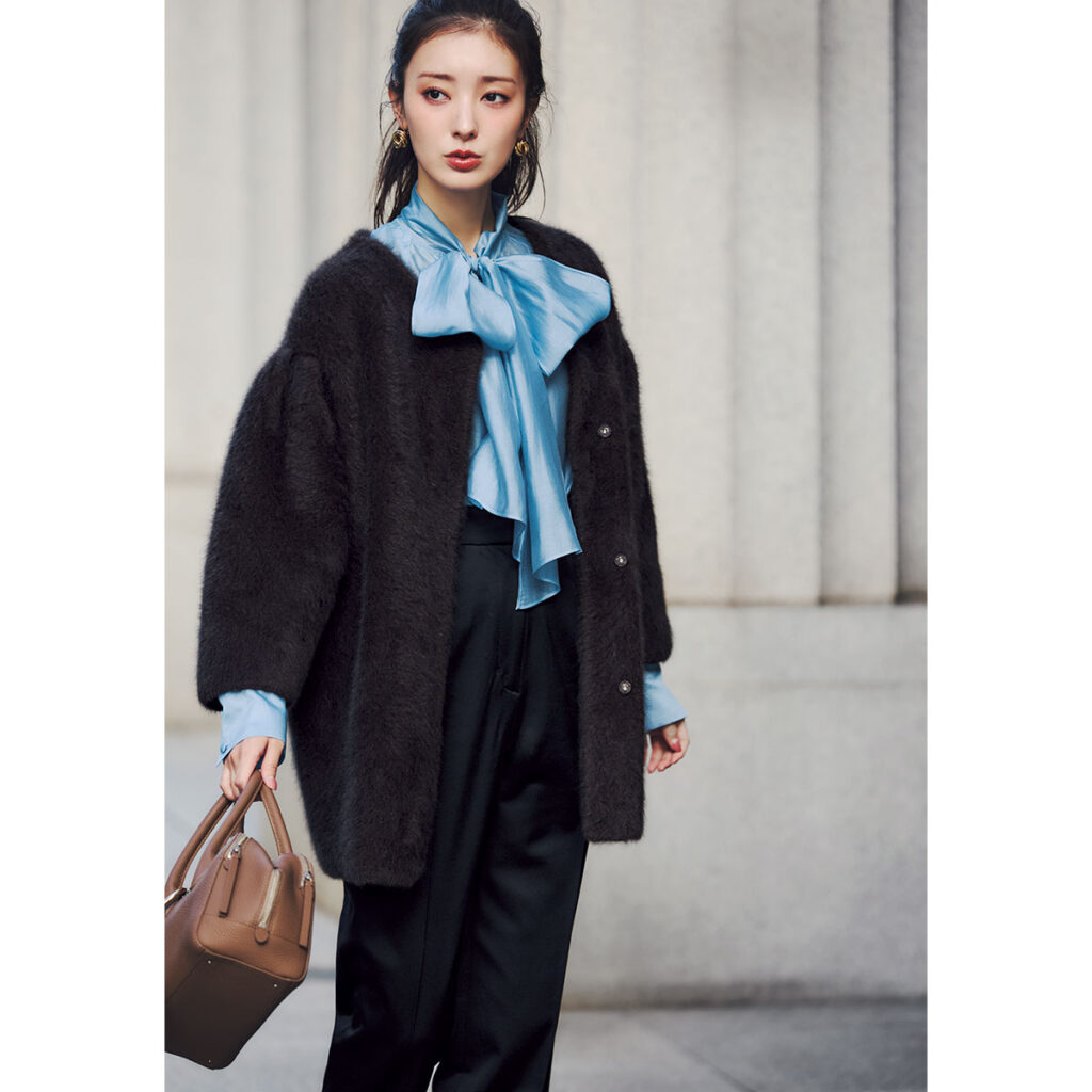 ボウタイブラウスとオーバーサイズカーディガンのコーデ