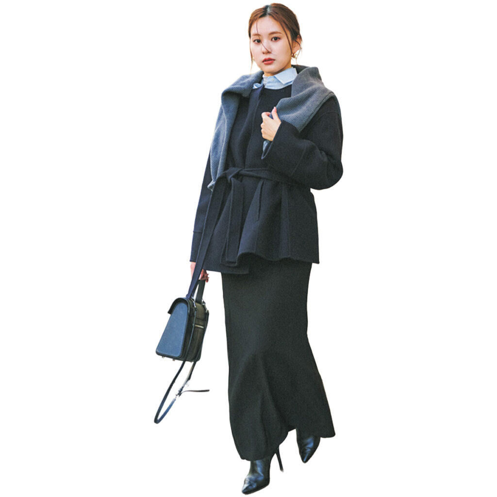 ネイビーのミドル丈コートとロングスカートのコーデ