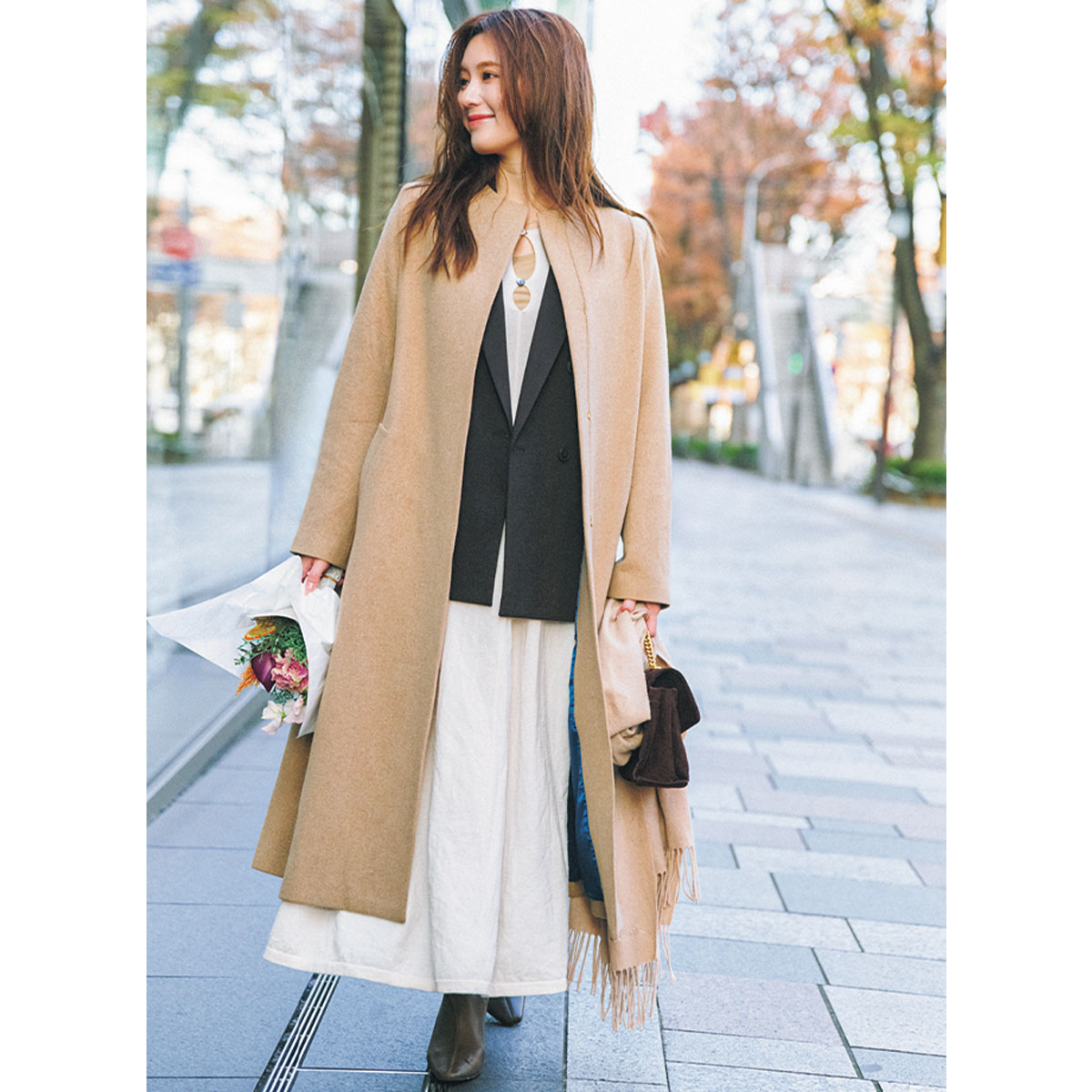 白のとろみワンピースにジャケットとロングコートのコーデ