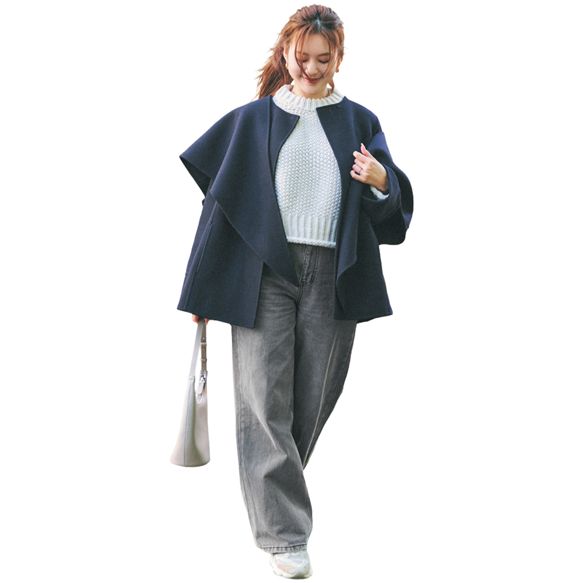 ネイビーのミドル丈コートとデニムパンツのコーデ