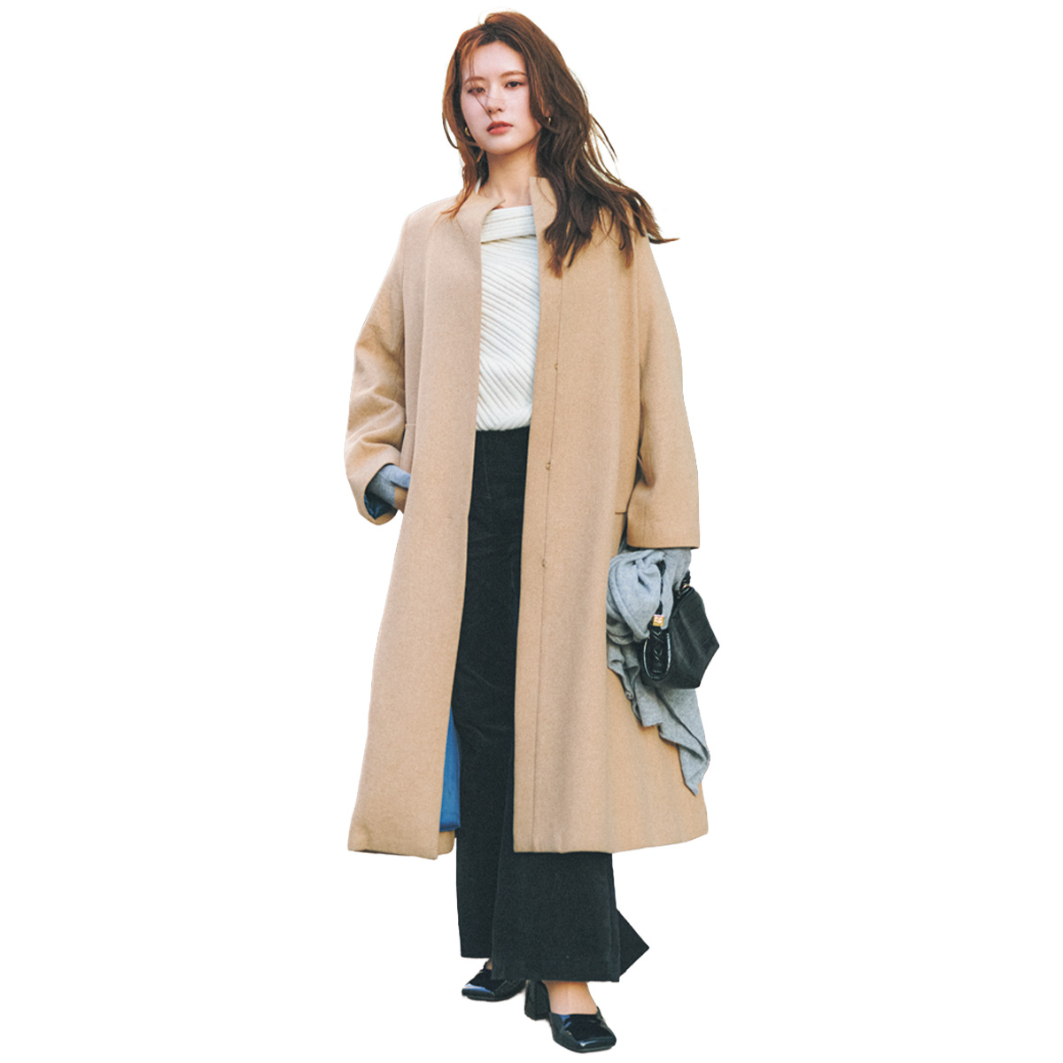 オフショルニットに黒パンツとロングコートのコーデ