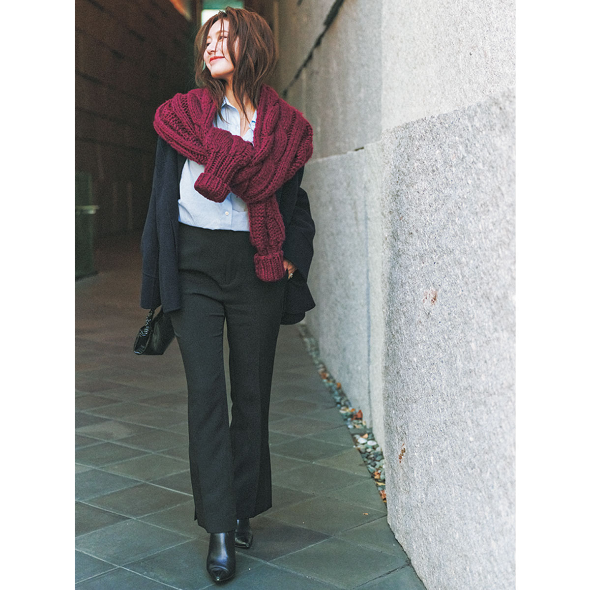 ネイビーのミドル丈コートに黒のフレアパンツのコーデ