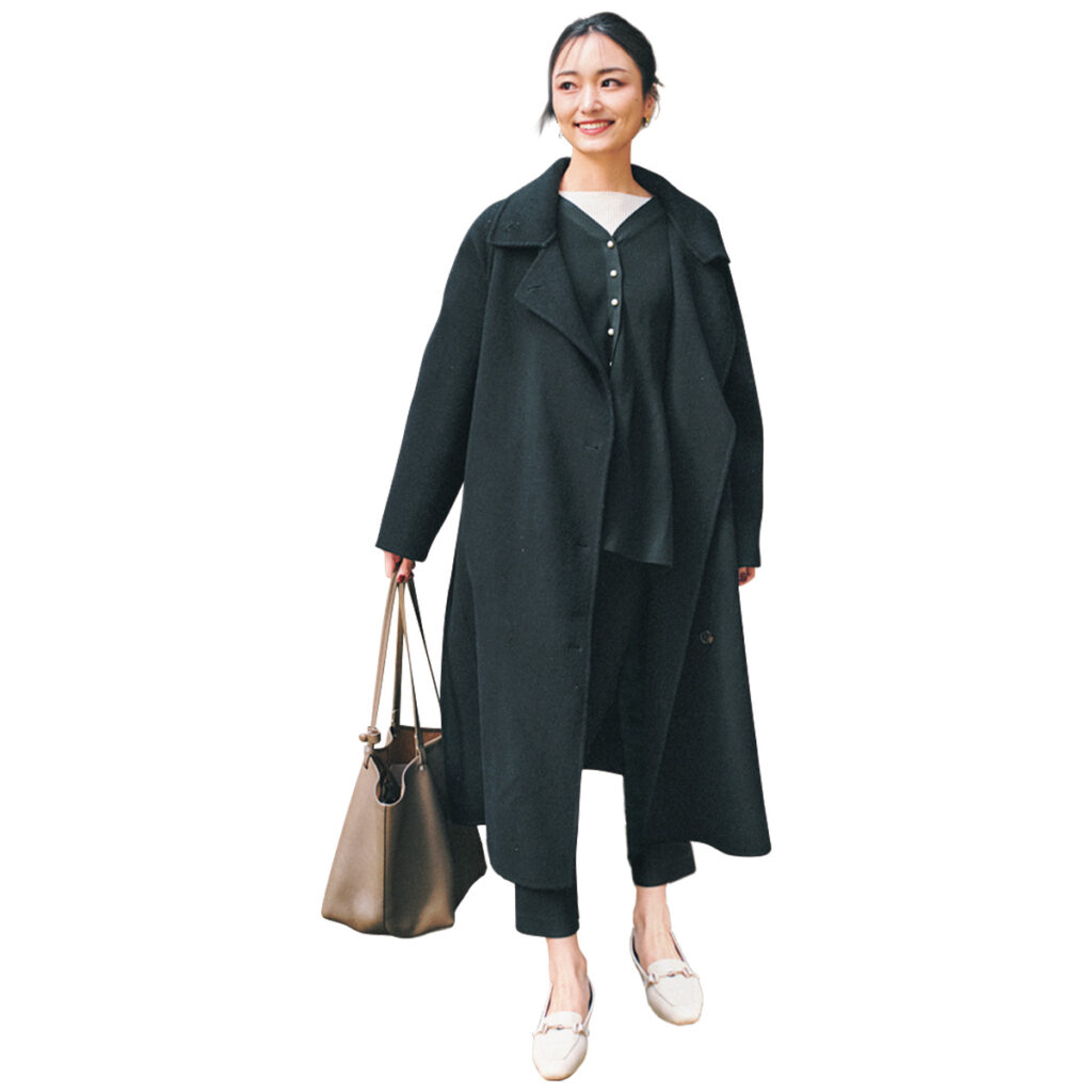 黒のロングコートと黒パンツのコーデ