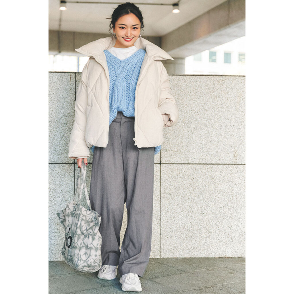 白のショート丈ダウンとブルーのニットのコーデ