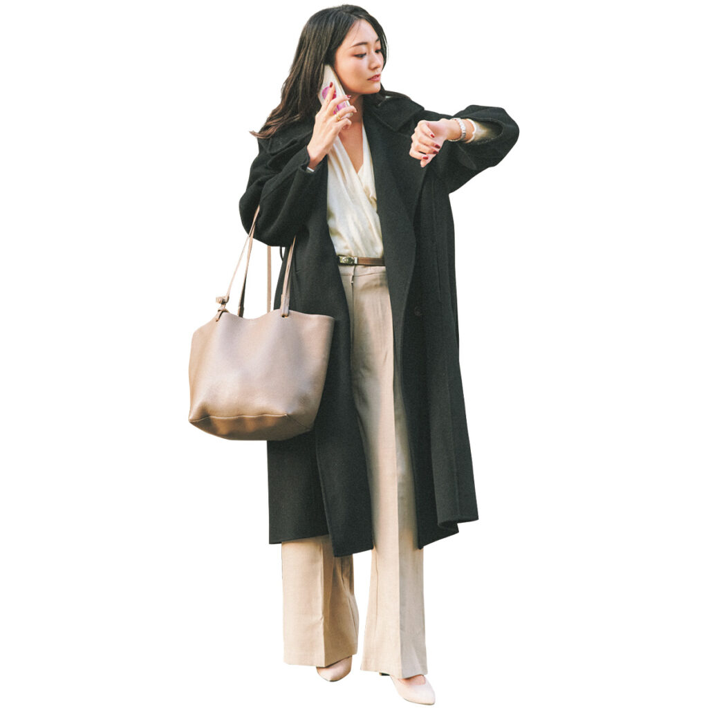 黒のロングコートとベージュのスラックスのコーデ