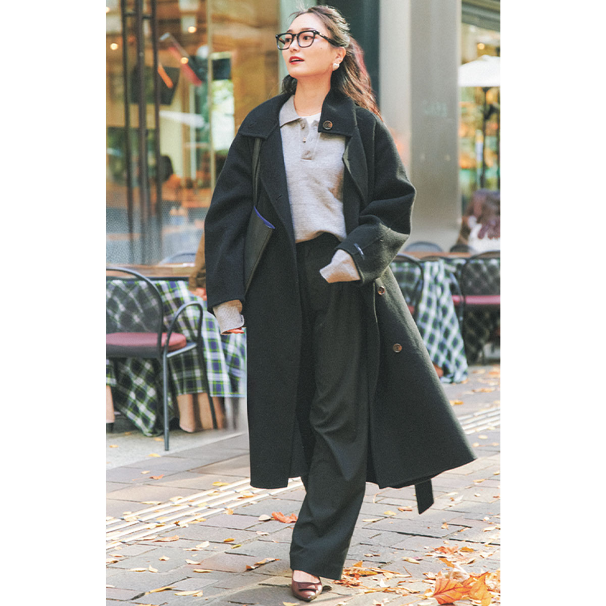 黒のロングコートと伊達メガネのコーデ