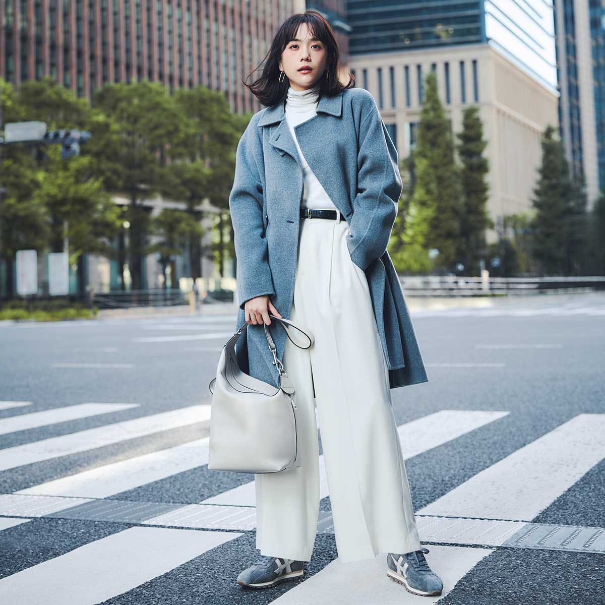 グレーのミドル丈リバーコートと白のワイドパンツのコーデ