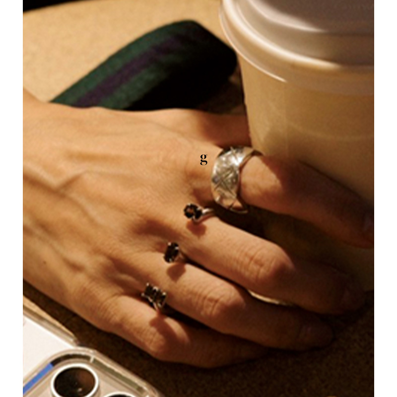 VERYライター高橋志津奈さんのシャネルとヴェニカ×アドリンヒューのリングをつけた手元コーデ