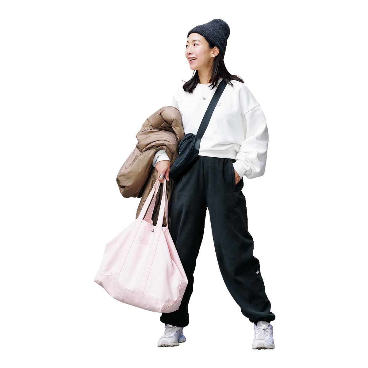 白スウェットと黒フリースパンツのサッカー見守りスタイル