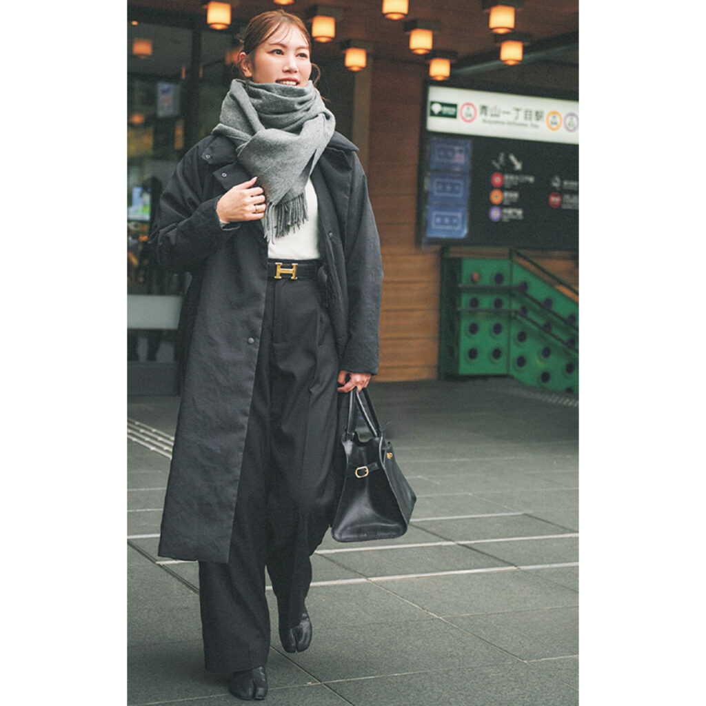 黒のパンツとロングダウンコートに大判のストールを巻いたコーデ