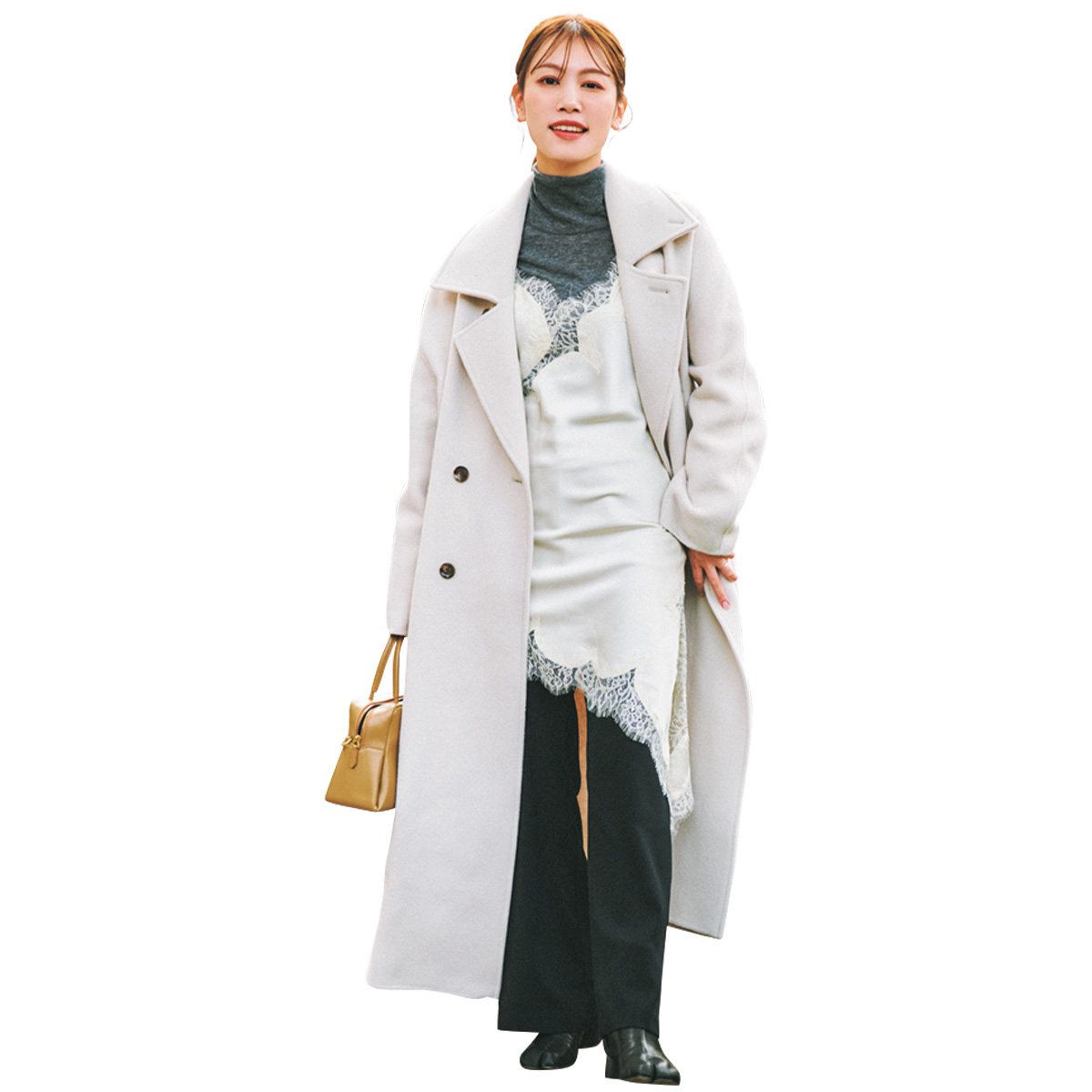 タートルにレースキャミソールのレイヤードしたコーデ