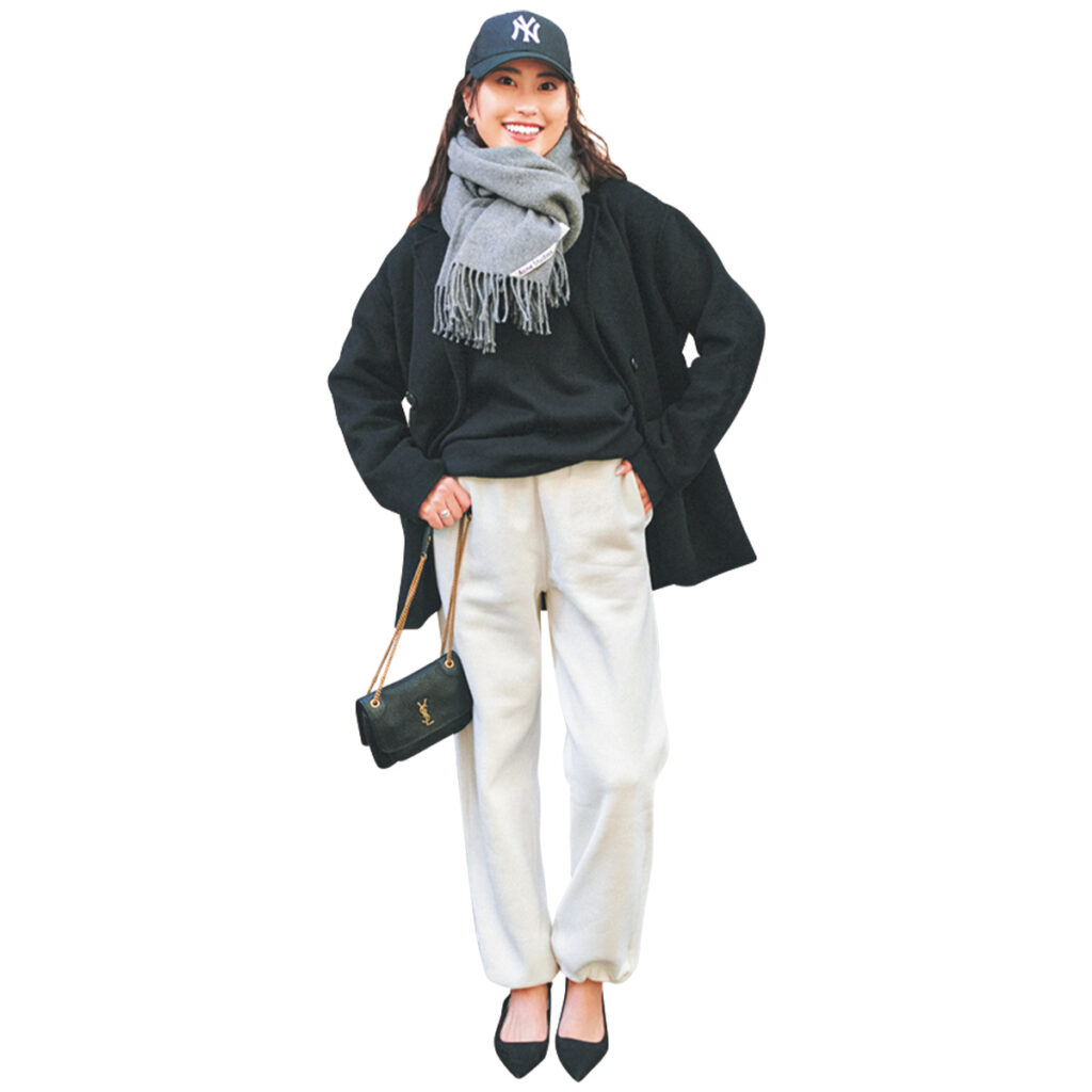 黒のショート丈コートに白のスウェットパンツのコーデ