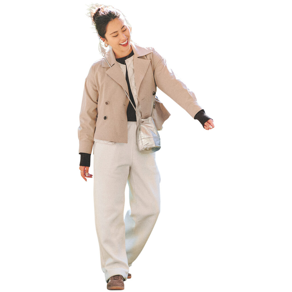 ショート丈トレンチと白のゆるっとパンツのコーデ