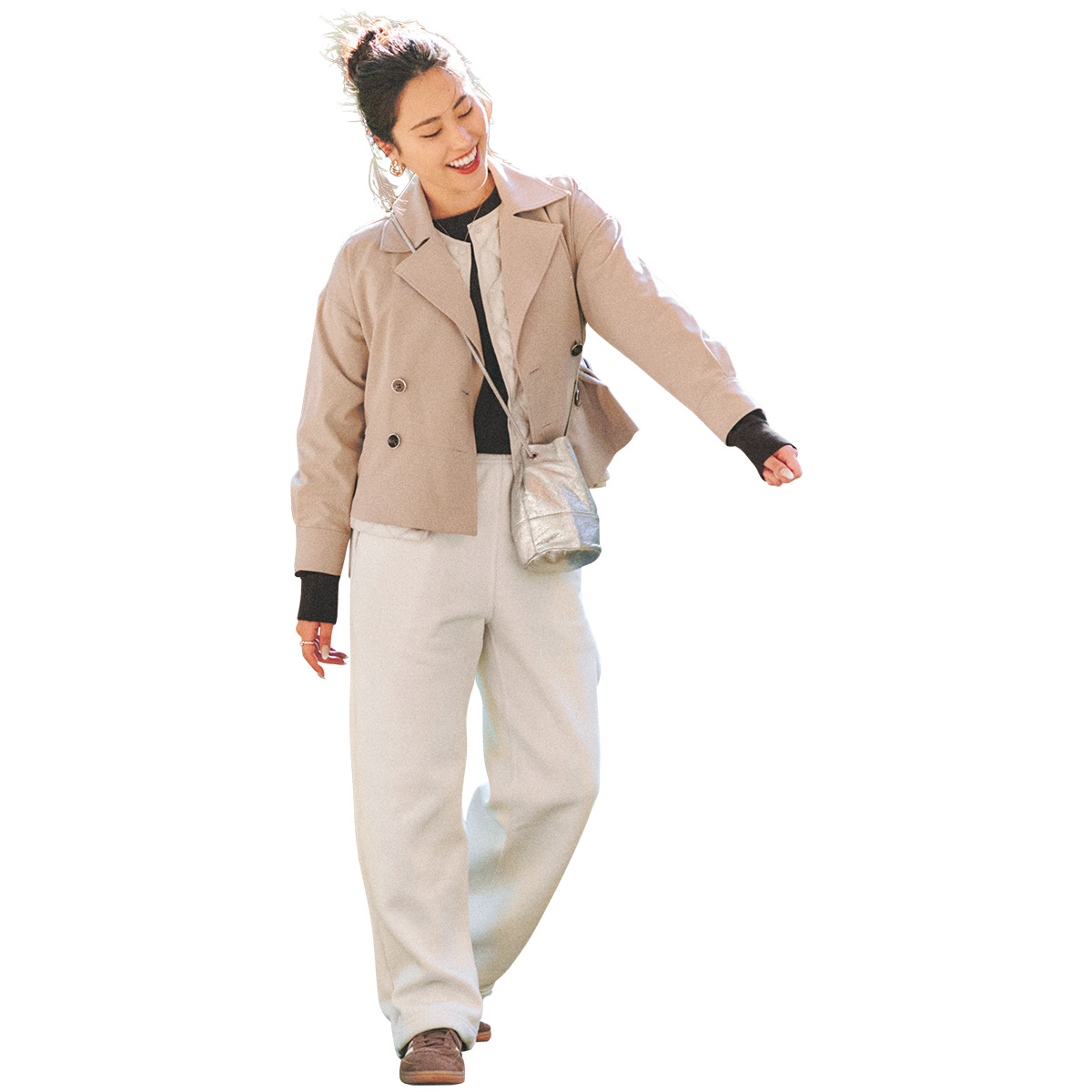 ショート丈トレンチと白のゆるっとパンツのコーデ