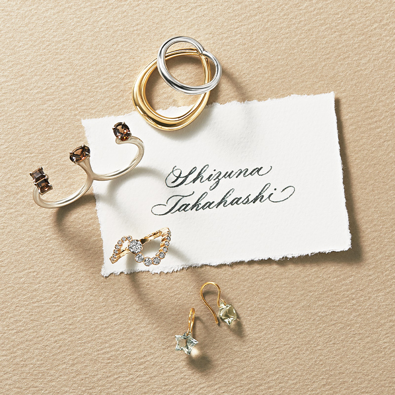 VERYライター高橋志津奈さんのシャルロットシェネのリングとヴェニカ×アドリンヒューのコラボリングとソフィビルブラーエのダイヤモンドリングとマリーエレーヌドゥタイヤックの星形ピアス