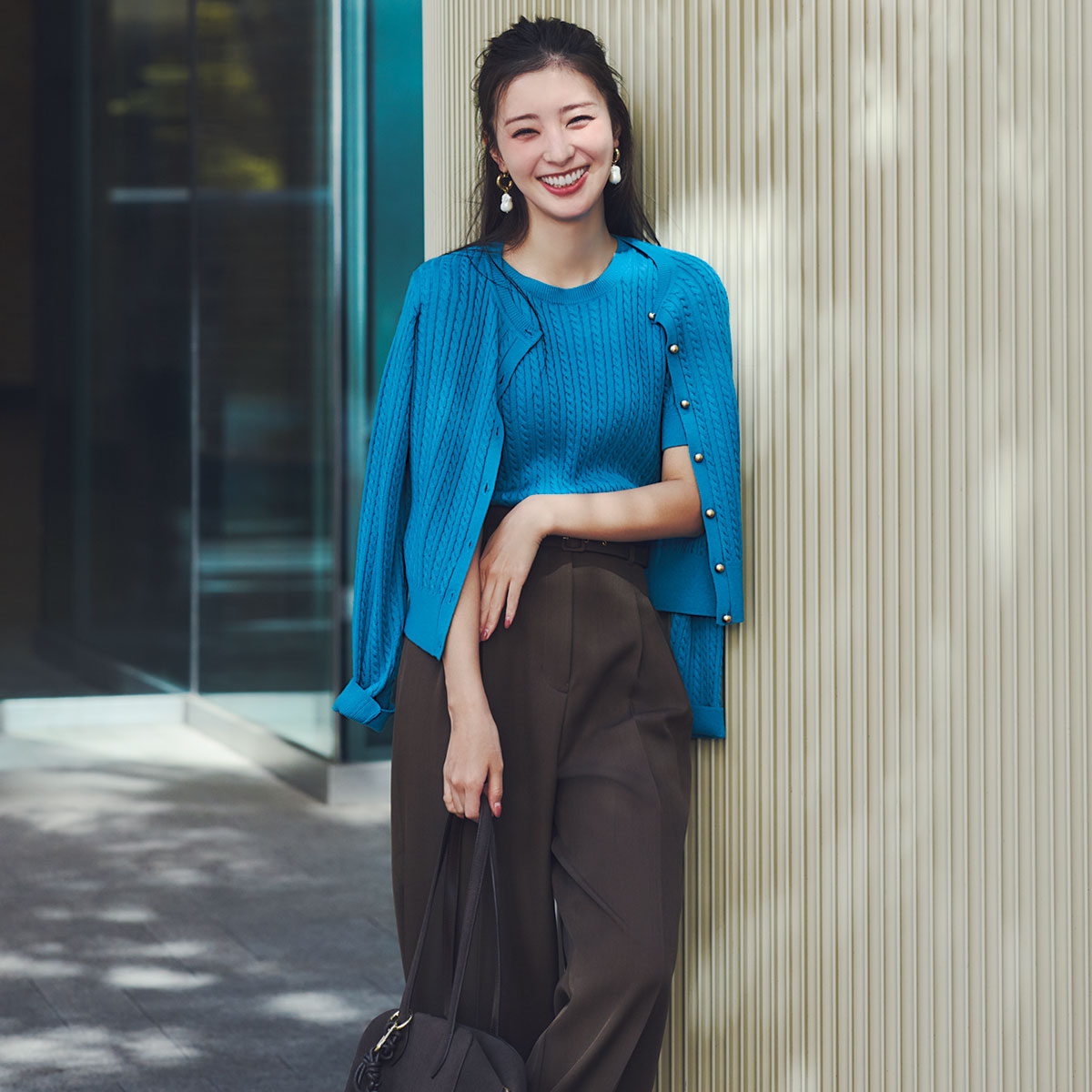 半袖ニットと長袖カーディガンのキレイ色アンサンブルのコーデ