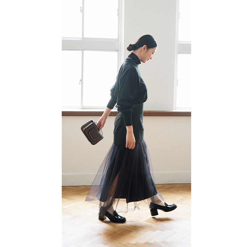 タートルとスリット入りチュールスカートをエレガントに着こなす武井咲さん